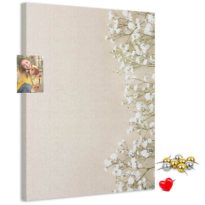 Tablero de corcho para pared con diseño de flores delicadas sobre fondo neutro