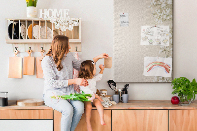 Tablero de corcho para pared con diseño de flores delicadas sobre fondo neutro