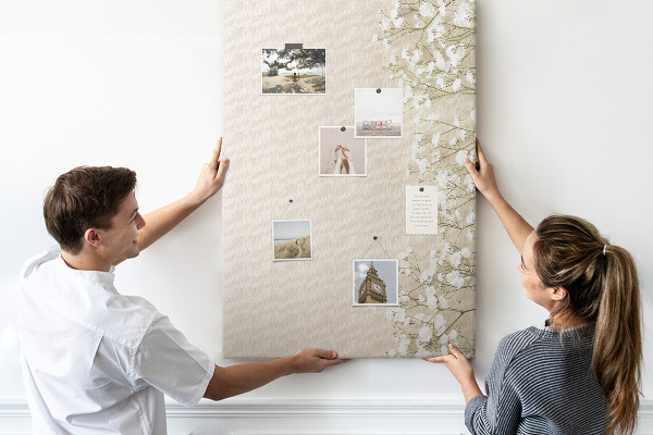 Tablero de corcho para pared con diseño de flores delicadas sobre fondo neutro
