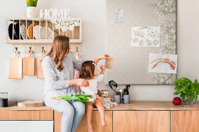 Tablero de corcho para pared con diseño de flores delicadas sobre fondo neutro