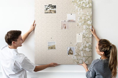 Tablero de corcho para pared con diseño de flores delicadas sobre fondo neutro