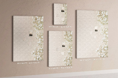 Tablero de corcho para pared con diseño de flores delicadas sobre fondo neutro