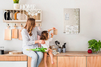 Tablero de corcho para pared con diseño de flores delicadas sobre fondo neutro