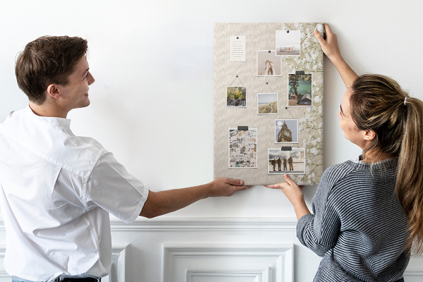 Tablero de corcho para pared con diseño de flores delicadas sobre fondo neutro