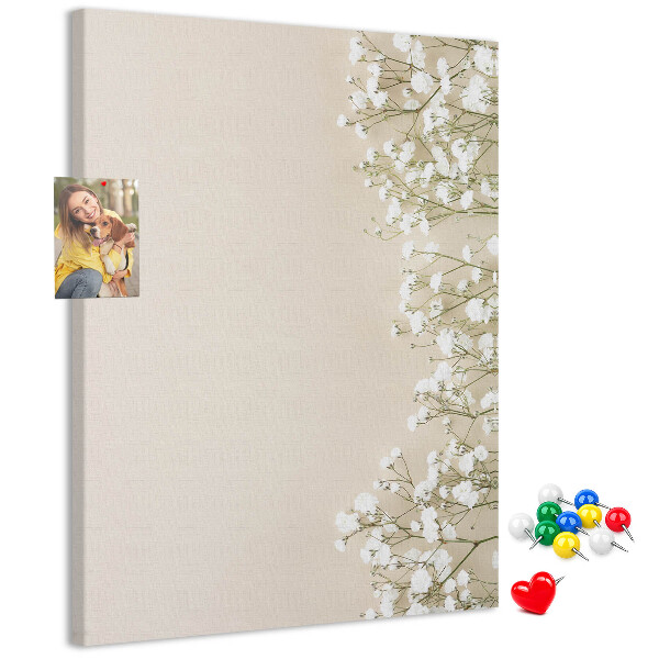 Tablero de corcho para pared con diseño de flores delicadas sobre fondo neutro