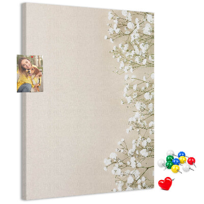 Tablero de corcho para pared con diseño de flores delicadas sobre fondo neutro