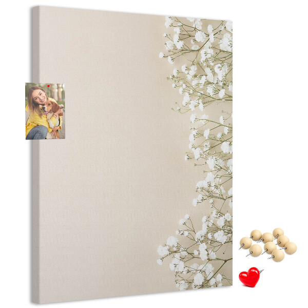 Tablero de corcho para pared con diseño de flores delicadas sobre fondo neutro