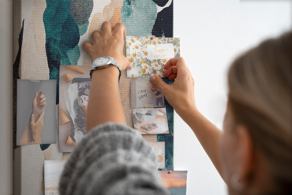 Tablero de corcho para pared Ondas abstractas de color en tonos suaves