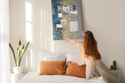 Decoración pizarra de corcho Líneas doradas contra el mar azul