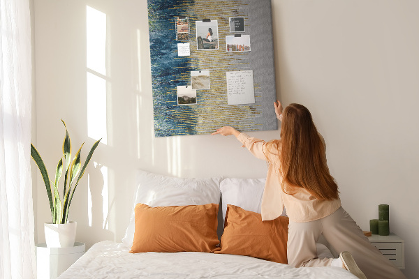 Decoración pizarra de corcho Líneas doradas contra el mar azul