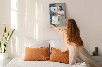 Decoración pizarra de corcho Líneas doradas contra el mar azul