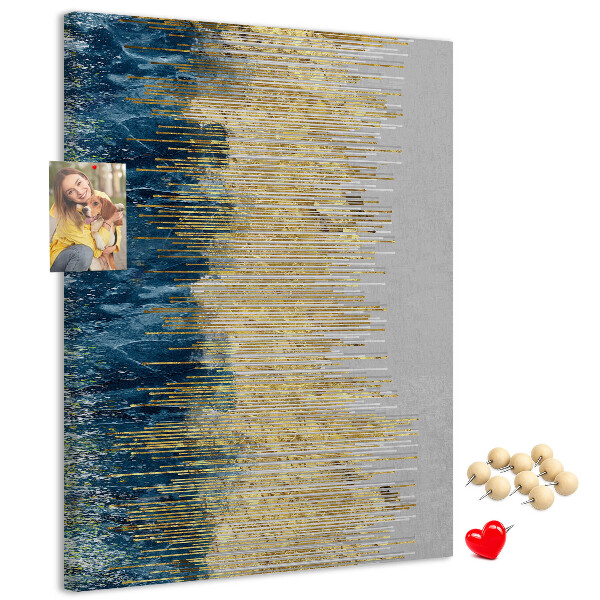 Decoración pizarra de corcho Líneas doradas contra el mar azul