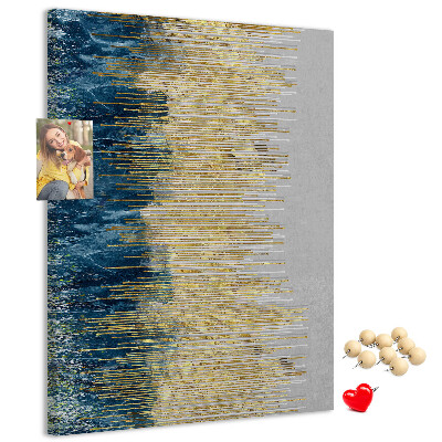 Decoración pizarra de corcho Líneas doradas contra el mar azul