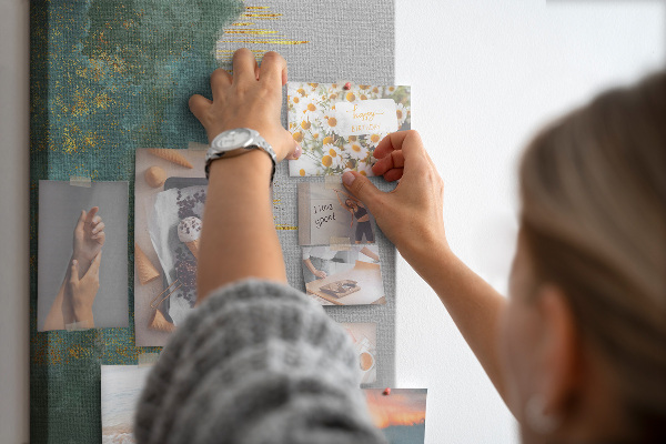 Tablero de corcho para pared con diseño de paisaje abstracto en tonos verdes