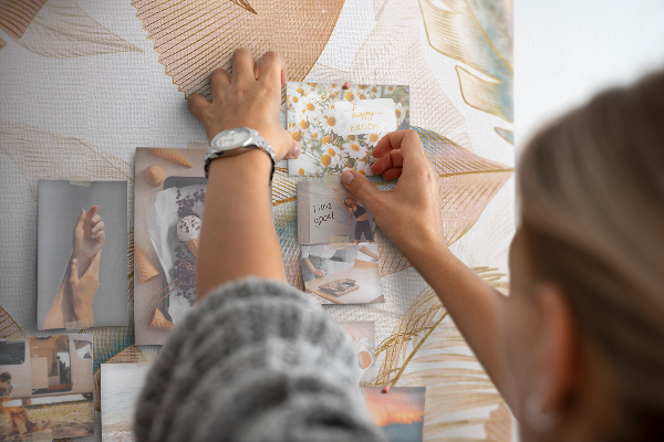 Tablero de corcho para pared con diseño de hojas delicadas en tonos pastel