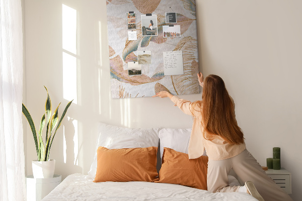 Tablero de corcho para pared con diseño de hojas delicadas en tonos pastel