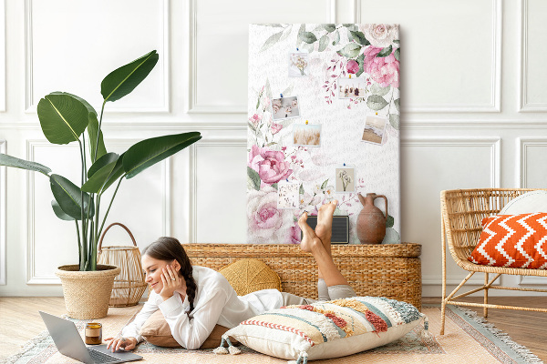 Tablero de corcho con estampado floral en delicados tonos de rosa