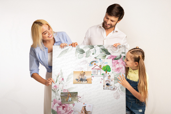 Tablero de corcho con estampado floral en delicados tonos de rosa
