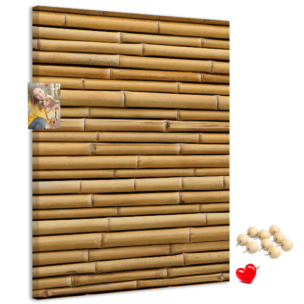 Decoración pizarra de corcho Tablas de bambú natural en tonos cálidos.