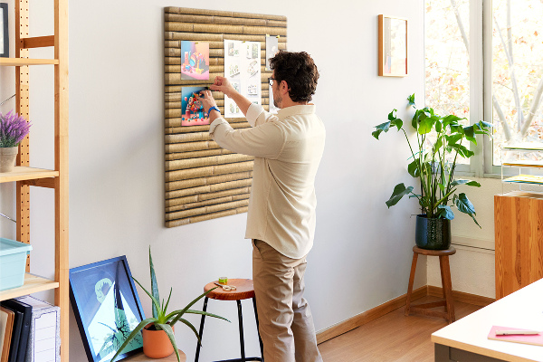 Decoración pizarra de corcho Tablas de bambú natural en tonos cálidos.
