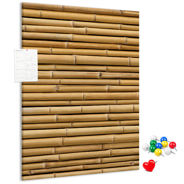 Decoración pizarra de corcho Tablas de bambú natural en tonos cálidos.