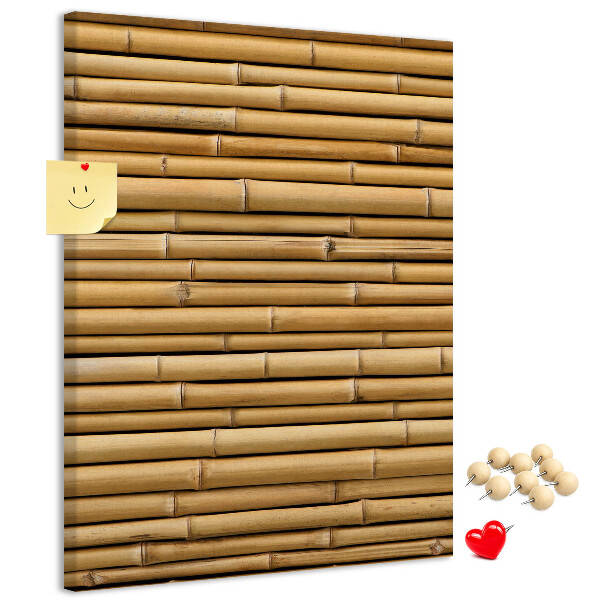 Decoración pizarra de corcho Tablas de bambú natural en tonos cálidos.