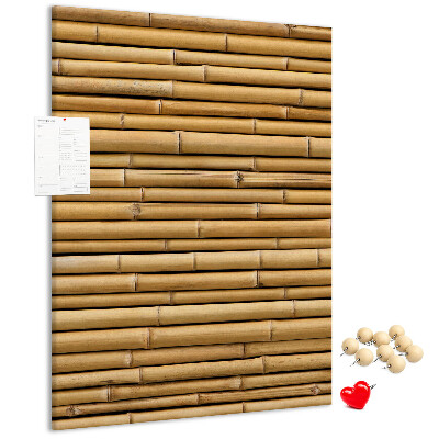 Decoración pizarra de corcho Tablas de bambú natural en tonos cálidos.