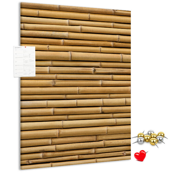 Decoración pizarra de corcho Tablas de bambú natural en tonos cálidos.