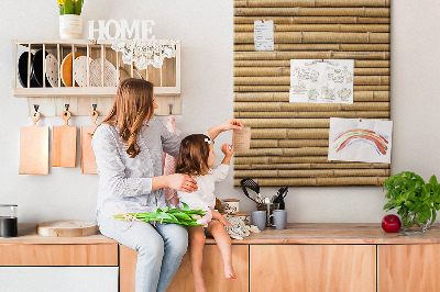 Decoración pizarra de corcho Tablas de bambú natural en tonos cálidos.