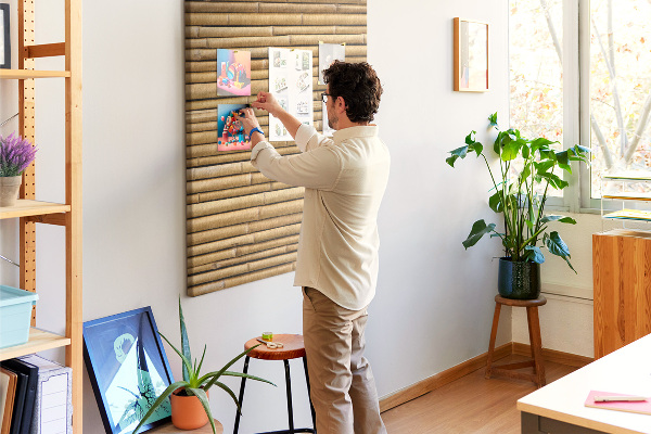 Decoración pizarra de corcho Tablas de bambú natural en tonos cálidos.