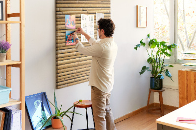 Decoración pizarra de corcho Tablas de bambú natural en tonos cálidos.