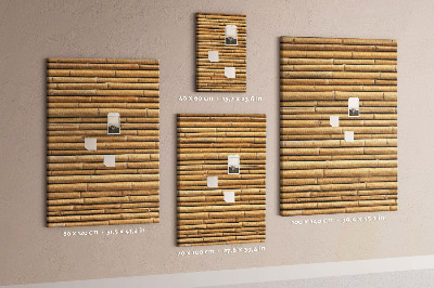 Decoración pizarra de corcho Tablas de bambú natural en tonos cálidos.