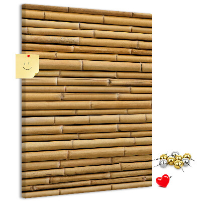Decoración pizarra de corcho Tablas de bambú natural en tonos cálidos.
