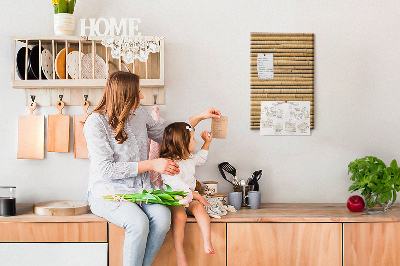 Decoración pizarra de corcho Tablas de bambú natural en tonos cálidos.