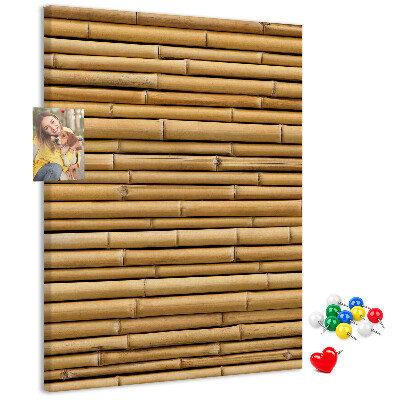 Decoración pizarra de corcho Tablas de bambú natural en tonos cálidos.