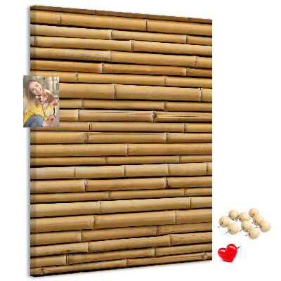 Decoración pizarra de corcho Tablas de bambú natural en tonos cálidos.