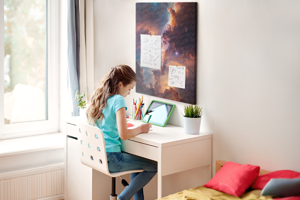 Tablero de corcho para pared con diseño de fenómenos cósmicos en una galaxia colorida