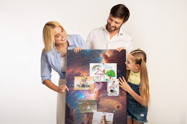 Tablero de corcho para pared con diseño de fenómenos cósmicos en una galaxia colorida