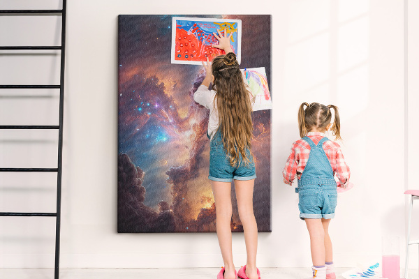 Tablero de corcho para pared con diseño de fenómenos cósmicos en una galaxia colorida