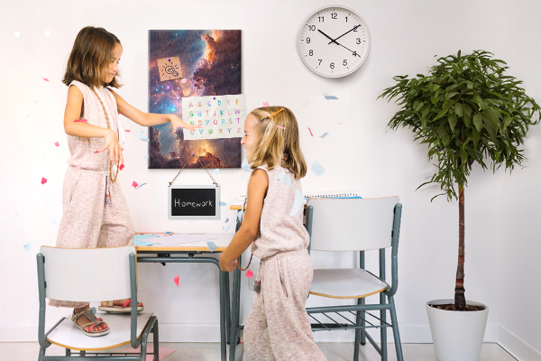Tablero de corcho para pared con diseño de fenómenos cósmicos en una galaxia colorida