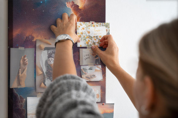 Tablero de corcho para pared con diseño de fenómenos cósmicos en una galaxia colorida