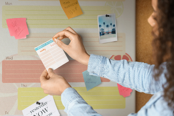 Tablero de corcho para pared con diseño colorido de planificador semanal de comidas para la familia