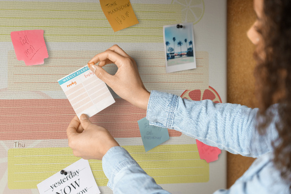 Tablero de corcho para pared con diseño colorido de planificador semanal de comidas para la familia