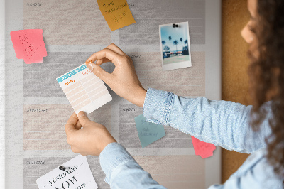 Tablero de corcho planificador semanal con secciones de colores