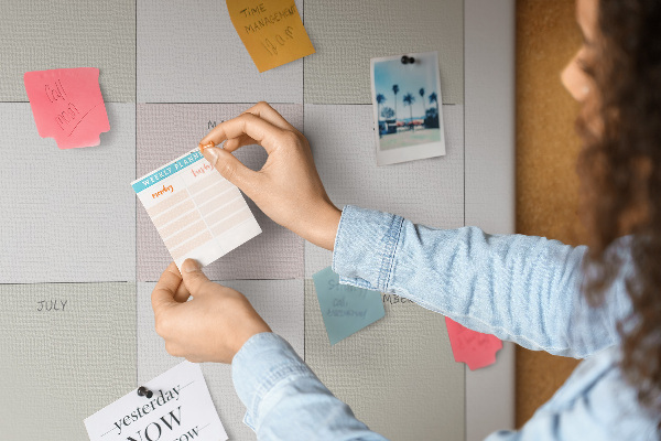 Tablero de corcho para pared con diseño minimalista de agenda anual