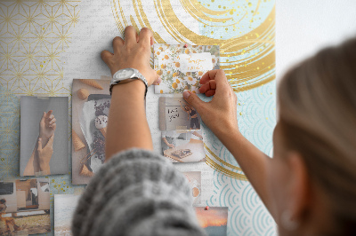Tablero de corcho para pared con diseño de círculos dorados sobre un fondo delicado