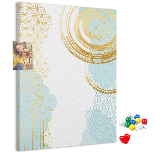 Tablero de corcho para pared con diseño de círculos dorados sobre un fondo delicado