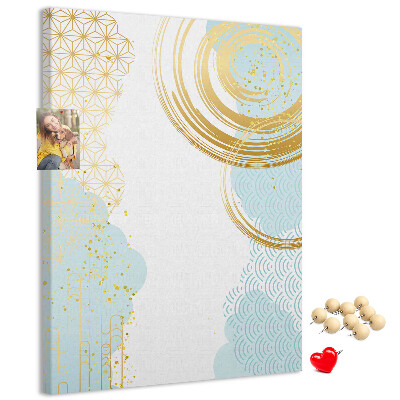 Tablero de corcho para pared con diseño de círculos dorados sobre un fondo delicado
