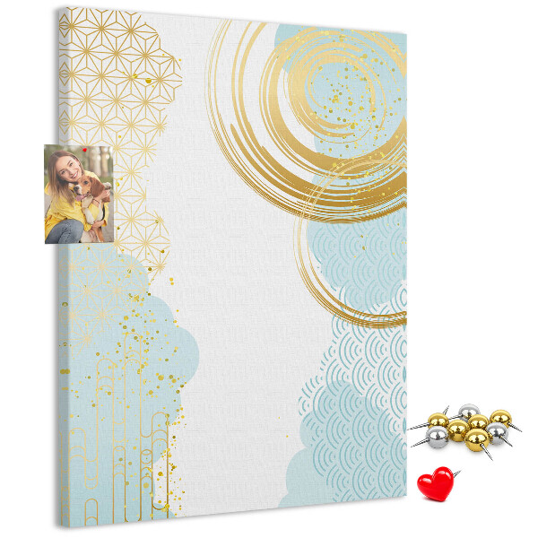 Tablero de corcho para pared con diseño de círculos dorados sobre un fondo delicado