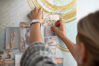 Tablero de corcho para pared con diseño de círculos dorados sobre un fondo delicado